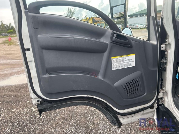 2021-isuzu-nrr-image-5