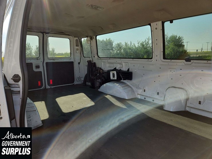 2014-ford-cargo-image-23