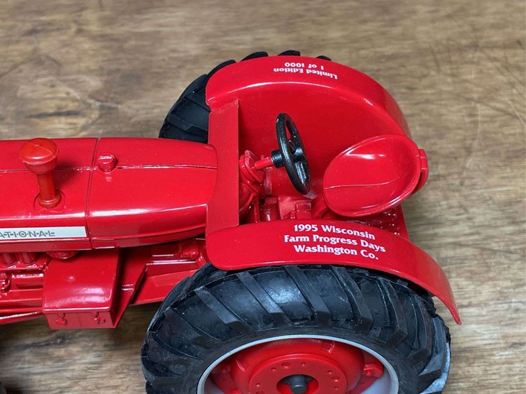 1/16-ih-650-1995-wisconsin-nib-ertl-image-4