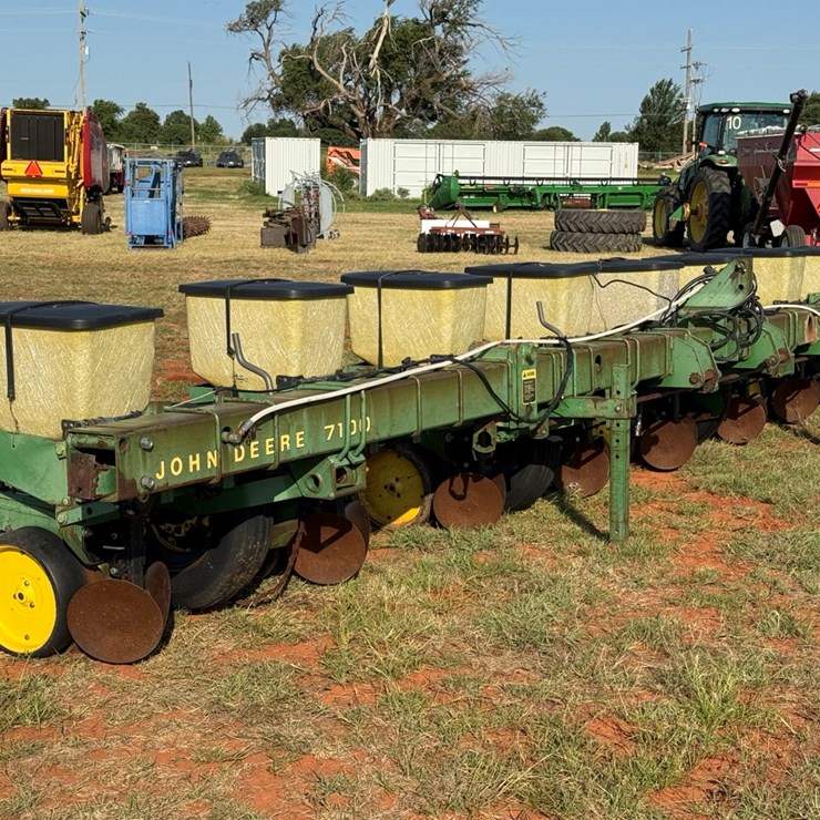 JOHN DEERE 7100