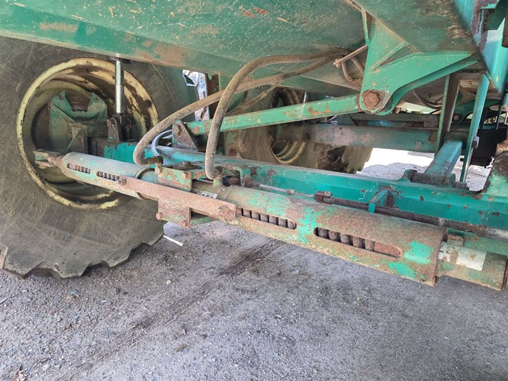 houle-7300-gallon-manure-tank,-3-axle,-front-and-back-axles-steer,-725/65-26-tires,-was-used-in-spri-image-24