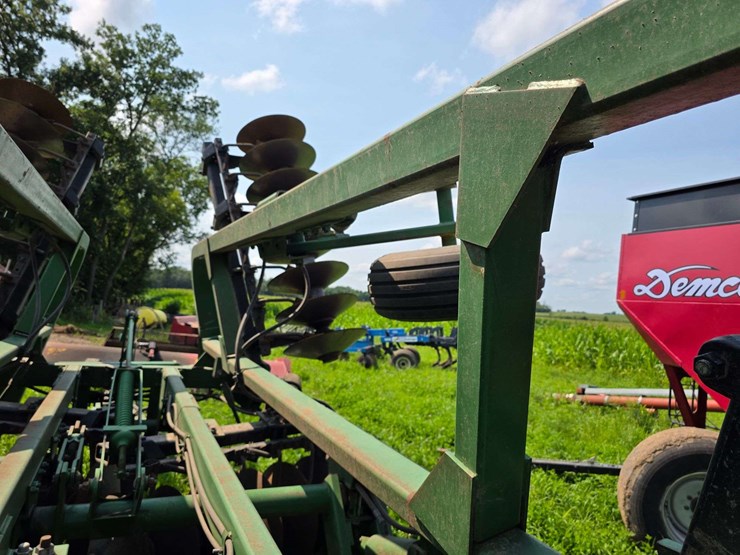 john-deere-335-image-19