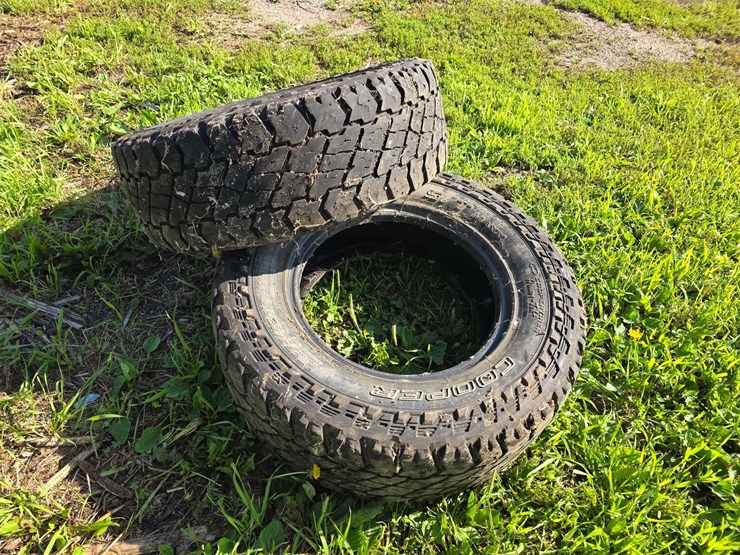 (2)-lt265/70r17-cooper-discover-tires,-buying-both-for-one-money-image-3