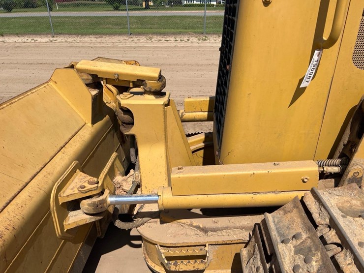 2004-caterpillar-d3g-xl-image-27