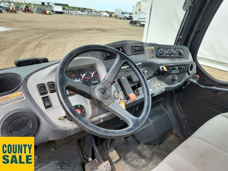 2011-kubota-rtv1100-image-10