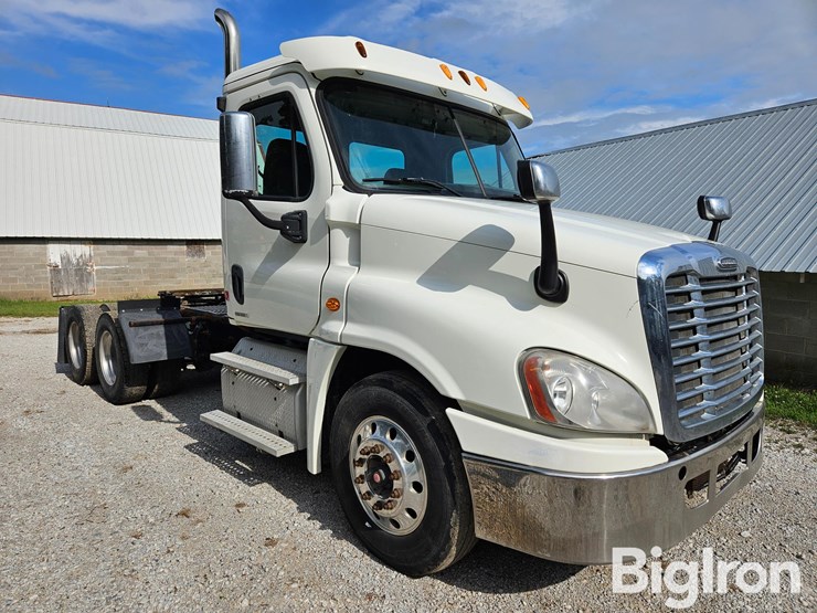 2012-freightliner-cascadia-125-image-3