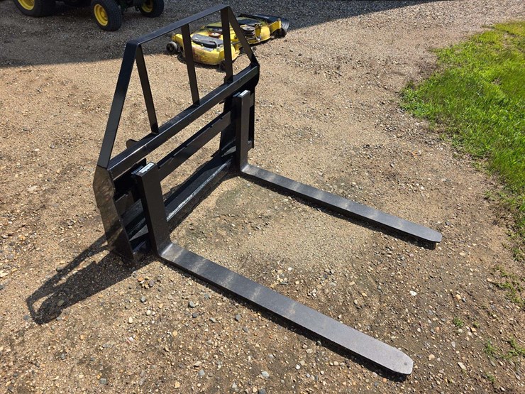 set-of-48”-pallet-forks,-skid-loader-hookup-image-5