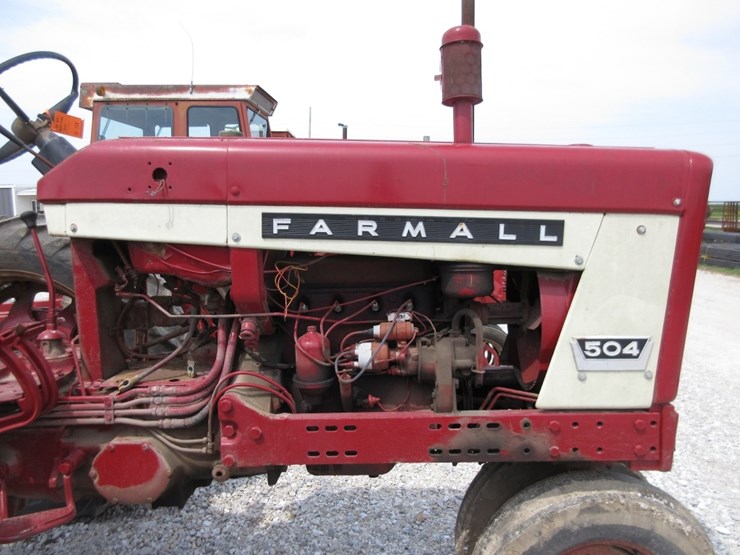 ih-farmall-504-tractor-image-5