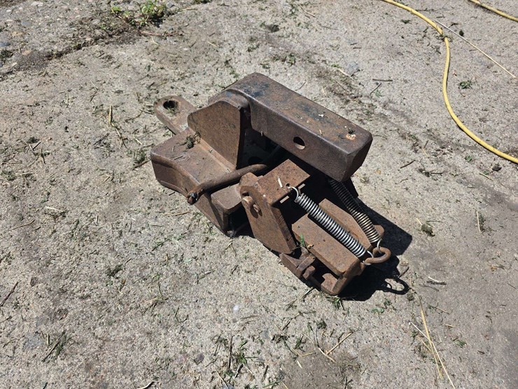 spring-loaded-hitch-to-fit-in-a-2”-receiver-hitch,-needs-a-little-repair-image-3