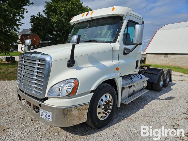 2012-freightliner-cascadia-125-image-1