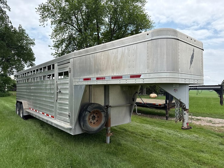 2012-featherlite-7ft-x-24ft-aluminum-gooseneck-livestock-trailer-image-2