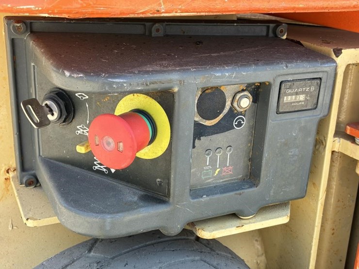 2010-jlg-1230es-image-11