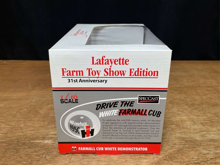 1/16-farmall-cub-demonstrator-2009-lafayette-nib-sc-image-6