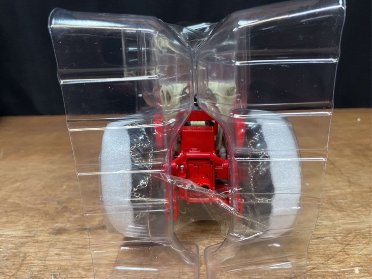 1/16-ih-460-2009-red-power-roundup-nib-ertl-image-7