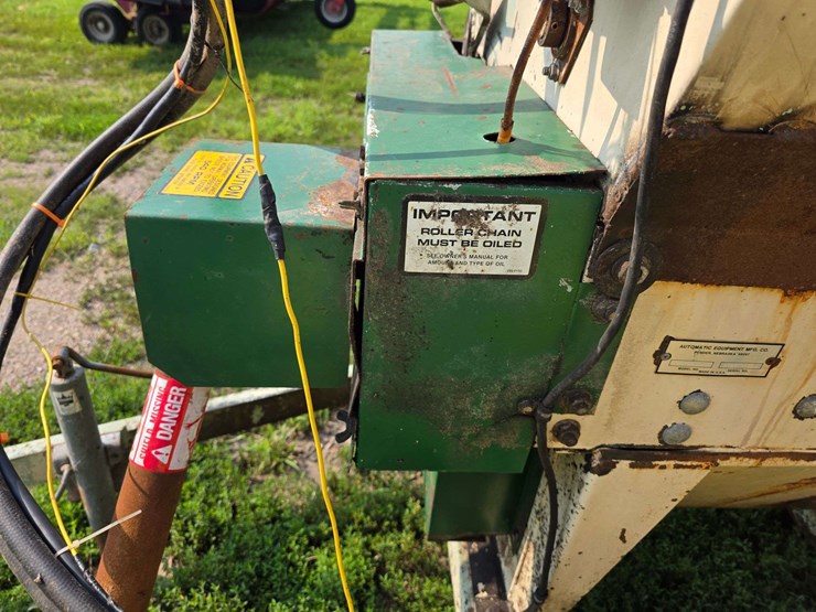 automatic-silage-blower,-set-up-for-high-moisture-corn,-set-up-with-automatic-roller-mill-image-14