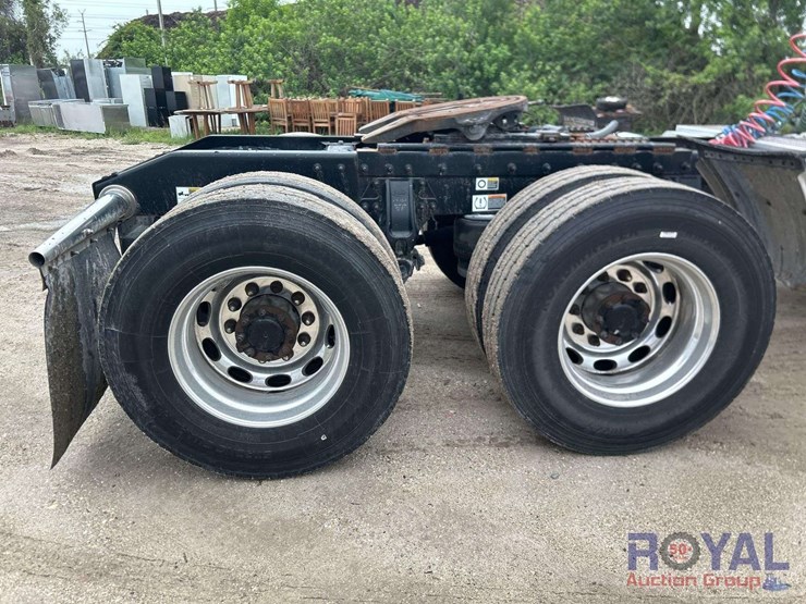2009-peterbilt-384-image-25