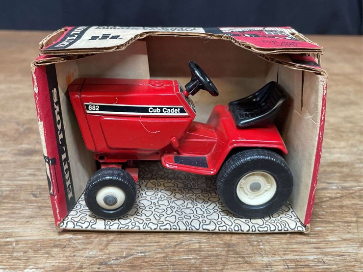 1/16-ih-cub-cadet-682-l&g-nib-ertl-image-1