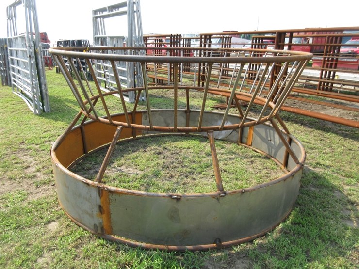 round-bale-feeder-with-skirt-image-2