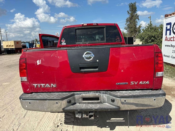 2011-nissan-titan-image-24