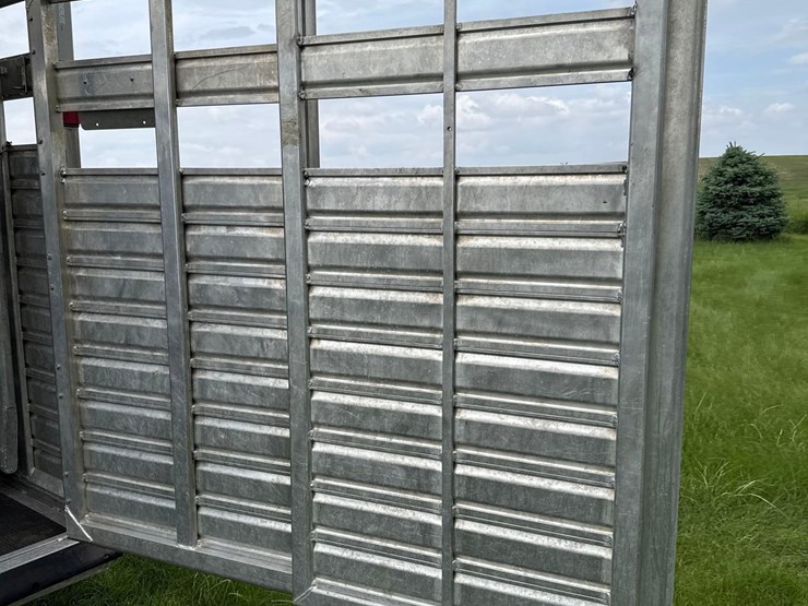 2012-featherlite-7ft-x-24ft-aluminum-gooseneck-livestock-trailer-image-24