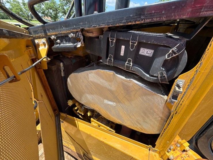 2019-caterpillar-d6-image-22