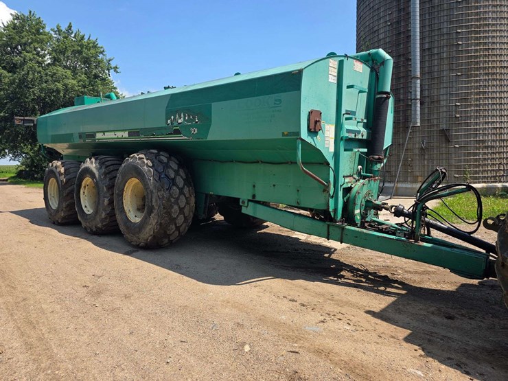 houle-7300-gallon-manure-tank,-3-axle,-front-and-back-axles-steer,-725/65-26-tires,-was-used-in-spri-image-33