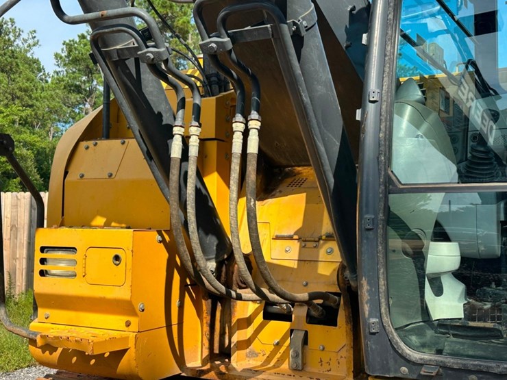 2018-deere-245g-lc-image-23