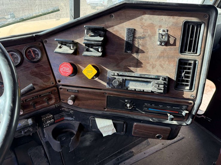 1993-freightliner-fld112-image-51