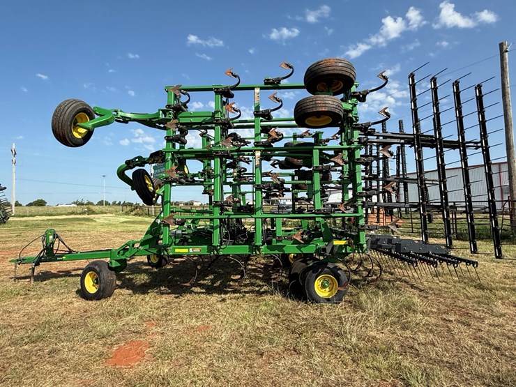 2013-john-deere-2210-image-26