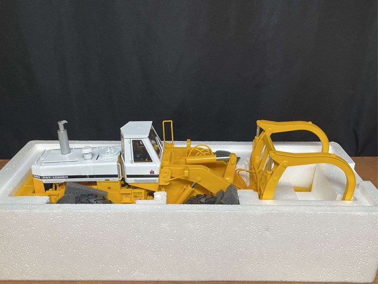 1/25-ih-560-pay-loader-nib-1st-gear-image-4