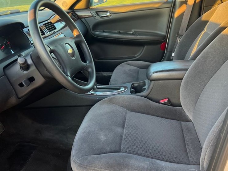 2011-chevrolet-impala-sedan-(np6086)-image-13
