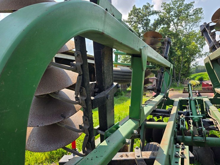 john-deere-335-image-18