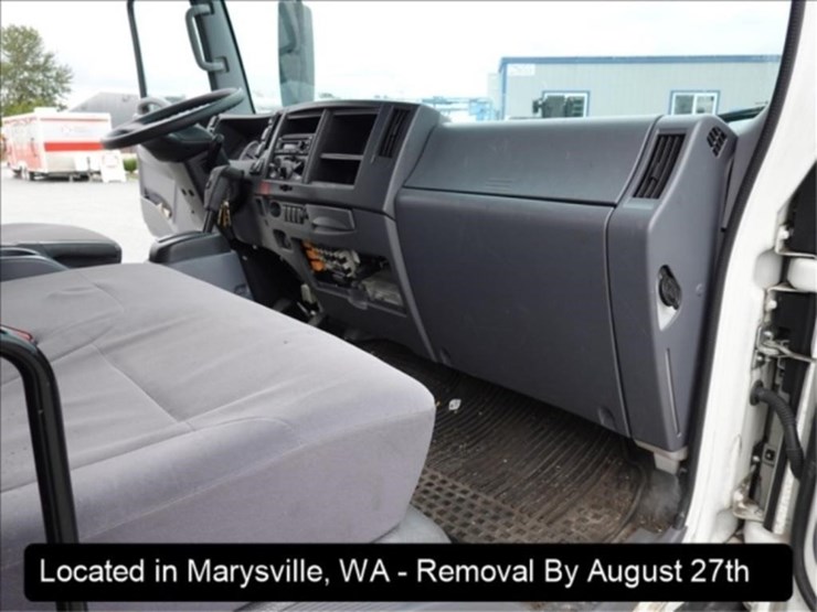 2019-isuzu-npr-image-6