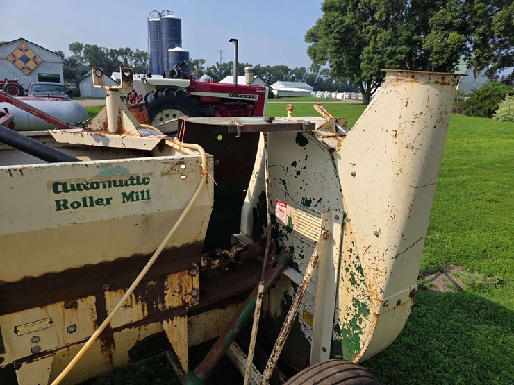 automatic-silage-blower,-set-up-for-high-moisture-corn,-set-up-with-automatic-roller-mill-image-9