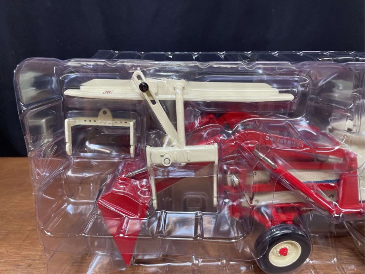 1/16-ih-460-2009-red-power-roundup-nib-ertl-image-3