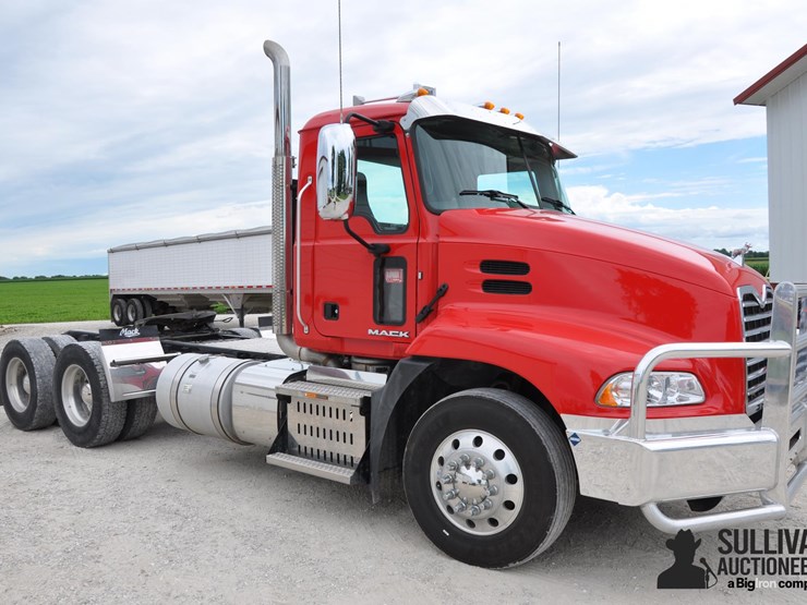 2016-mack-pinnacle-cxu613-t/a-day-cab-truck-tractor-image-3