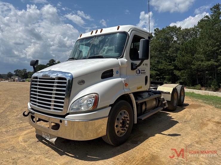 2020-freightliner-day-cab-truck-tractor-image-4