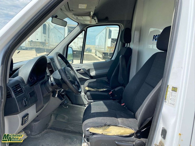 2016-mercedes-benz-sprinter-2500-image-33