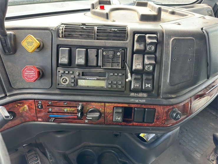 2002-volvo-vnl-t/a-truck-tractor-with-single-bunk-image-19