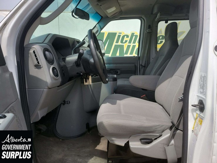 2014-ford-cargo-image-17