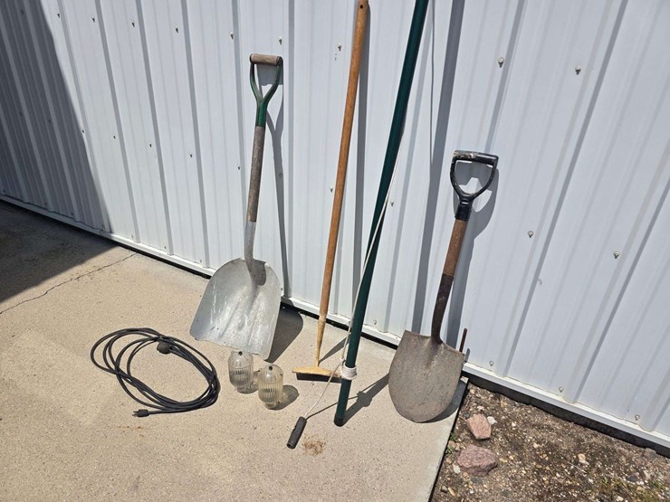 pole-saw,-shovel,-spade,-chord,-hoe,-2-light-globes-image-2