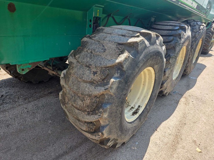 houle-7300-gallon-manure-tank,-3-axle,-front-and-back-axles-steer,-725/65-26-tires,-was-used-in-spri-image-23