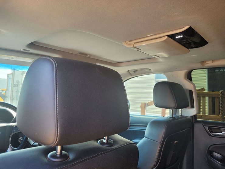 2015-chevrolet-suburban-1500-image-8
