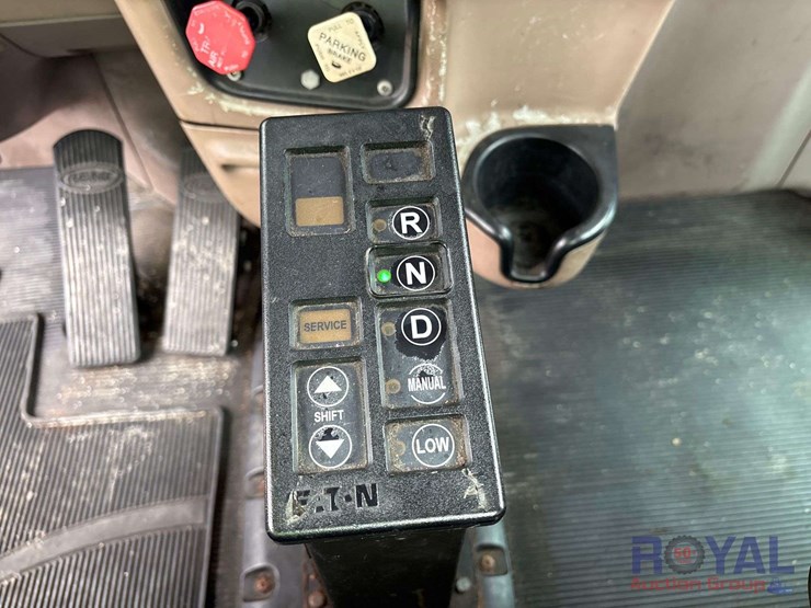 2009-peterbilt-384-image-21