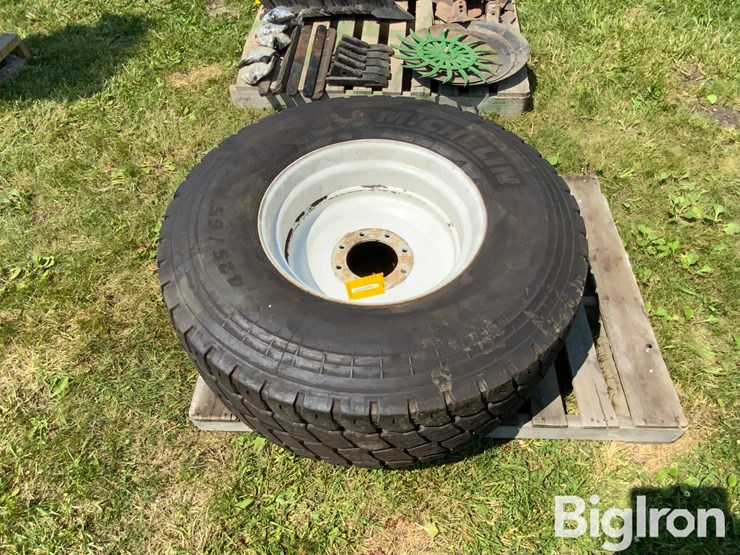 michelin-425/65r22.5-tire-on-8-bolt-rim-image-8