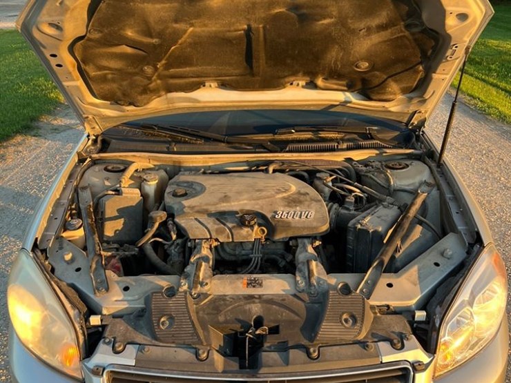 2011-chevrolet-impala-sedan-(np6086)-image-9
