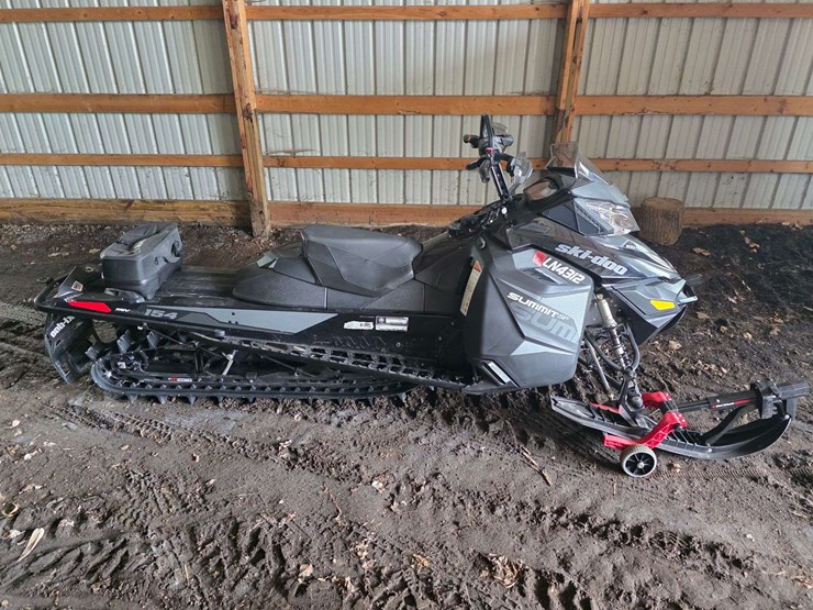 2018-ski-doo-summit-snowmobile,-154”-track,-600-e-tech,-electric-start,-6,565-miles,-comes-with-sled-image-2