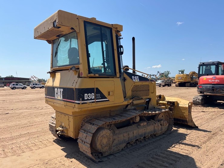 2004-caterpillar-d3g-xl-image-4