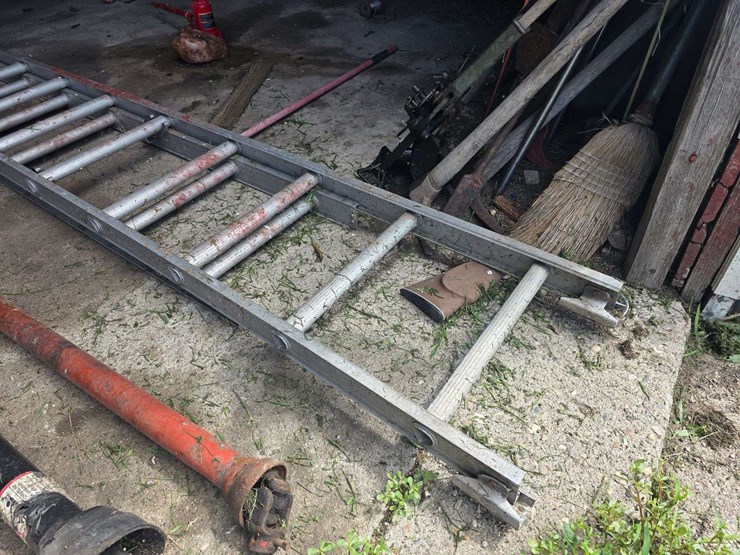 approx-32’-aluminum-step-ladder-image-3