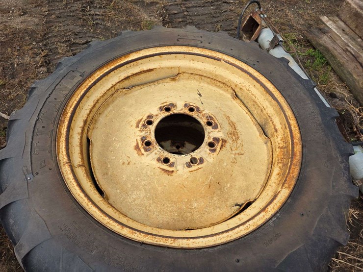 (4)-7.50-24-tires-on-8-bolt-rims,-off-new-idea-corn-picker,-buying-all-for-one-money-image-4